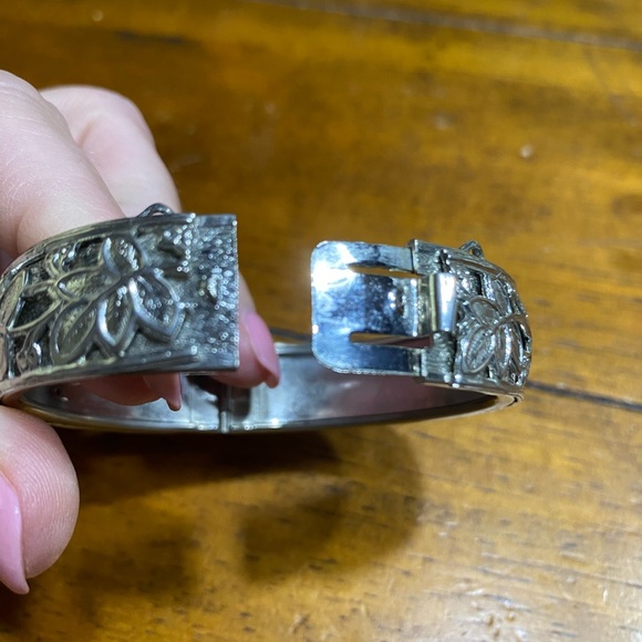 Vintage silver tone hinged bracelet embossed - Picture 4 of 4